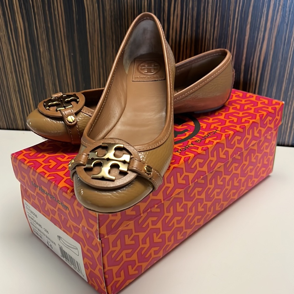 [Tory Burch] - “Aaden” Patent Leather Ballet Flats - Sand